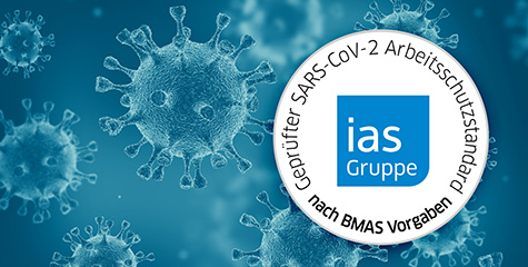 Gütezeichen „Geprüfter SARS-CoV-2 Arbeitsschutzstandard“ mit türkisen Coronaviren im Hintergrund